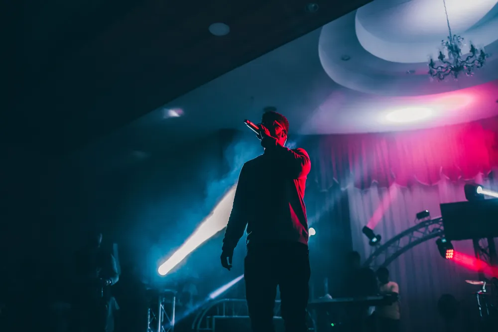 Escenario de un concierto con luces y humo